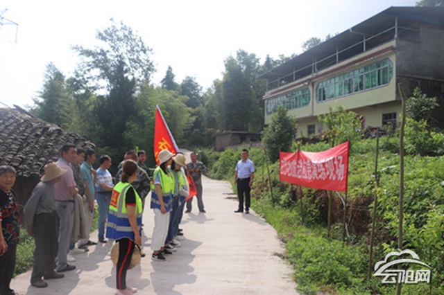 云阳网讯(通讯员 曾曼)5月23日,石门乡在广益村地灾灾害点开展了地质