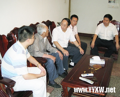 滕英明看望慰问老党员和贫困党员