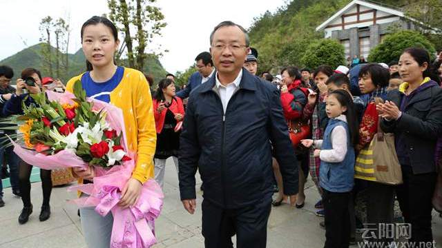李雪芮到达现场 清水小学陈苗同学为她献花