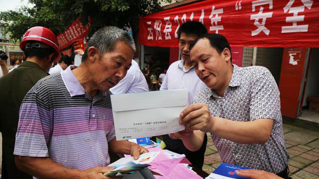 云阳安监局奔赴红狮镇开展安全生产月群众宣传活动