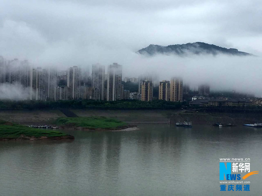 重庆云阳雨止初晴 云雾穿城而过似仙境