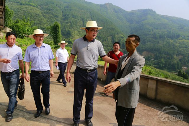 云阳网讯(记者 李锟梅)7月9日,县委副书记、县长覃昌德在南溪镇调研扶贫攻坚工作。他强调,摘掉贫困帽,产业是根本。因户施策,念好特色产业经,让产业扶贫真正发挥效应。 七月的太阳炙烤着大地。覃昌德冒着酷暑来到贫困村花果、金银、塔棚等村,走访贫困家庭,看望慰问困难群众,共谋脱贫致富良策。花果村有建卡贫困户90户342人。彭朝云去年被查出患有重病,一个月医药费上千元,还有一对儿女在读初中,唯一的生活来源靠妻子在家务农。他家住在半山腰上,不通公路,覃昌德跨过河沟、穿过齐腰深的杂草、爬坡上坎,来到他家时早已挥