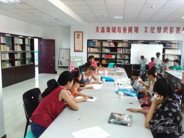 云阳网讯(通讯员 魏朝阳)暑假期间,云阳教师进修学院青年志愿者服务队积极响应团县委号召,组织了15名志愿者参加社区市民学校成长1+1义务家教活动。 每天下午3:00,志愿者们分别前往滨江社区市民学校和白鹤社区市民学校,对社区小朋友进行学习和功课辅导,和他们聊天交流,倾听他们的心声,鼓励他们努力学习、健康成长,同时也和他们成为了生活中的好朋友。 活动中,我院志愿者们态度端正,作风严谨,给受到社区家长的一致好评,尤其是接受教育的孩 子们,更是以志愿者们为榜样,与我们的志愿者结下了深刻的友谊。每次家教结束后,