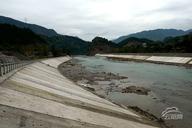 3700户高山贫困群众下山 鱼泉汤溪河堤整治完工—云阳