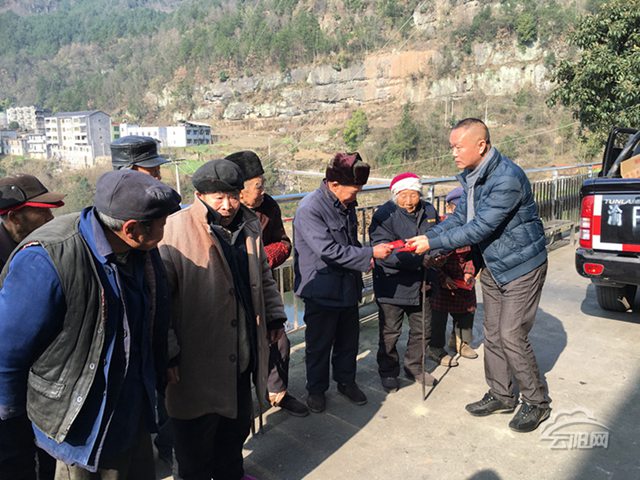 云阳网讯(通讯员 朱永强)1月27日,重庆今朝醉酒业有限公司、云阳县光虹制衣厂、中澳建工集团、鼎新物业等四家企业代表南溪镇企业,向全镇敬老院老人发放了春节慰问品及慰问金并送上节日祝福。 爱心人士来到南溪镇新阳敬老院、长洪敬老院、南溪敬老院和富家敬老院看望慰问了居住在敬老院的老人们。通过和老人们亲切交谈,倾听了老人们心声,了解了老人们在敬老院的生活状况,为他们送上节日慰问金,祝愿老人们在敬老院天天开心、身体健康。同时今朝醉酒业有限公司表示:企业将会一如既往的关注辖区内的特殊困难群体,将同富家敬老院结成定点帮