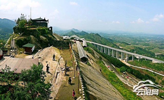 此次参加活动的记者大多是第一次来到滑石寨景区,皆没想到梁平竟还有