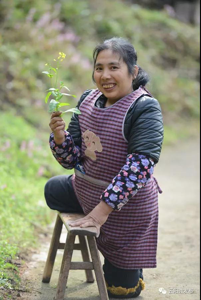 靠板凳走路残疾农妇还养了猪