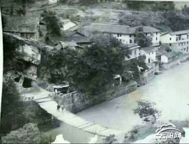 东与奉节县羊市镇隔河相望,一桥相连,西同普安毗邻,南与票草,清水相依