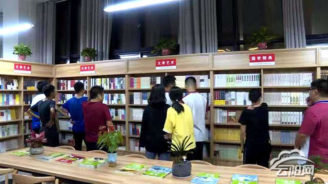 新华书店入驻校园学子成长之路拥书相伴
