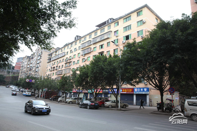 分享 评论 取消分享 在双江街道梨园社区的云江大道2012号居民楼,记者